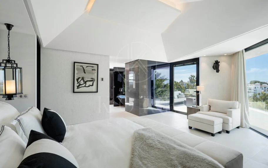 Villa contemporánea refinada con vistas panorámicas al mar en El Herrojo Alto