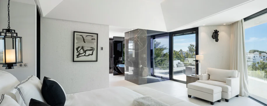 Villa contemporánea refinada con vistas panorámicas al mar en El Herrojo Alto