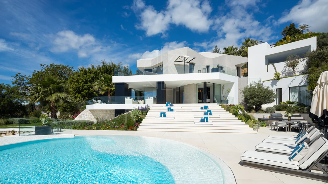 Villa contemporánea refinada con vistas panorámicas al mar en El Herrojo Alto