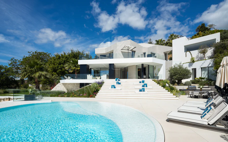 Villa contemporánea refinada con vistas panorámicas al mar en El Herrojo Alto