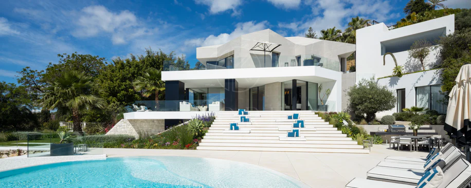 Villa contemporánea refinada con vistas panorámicas al mar en El Herrojo Alto