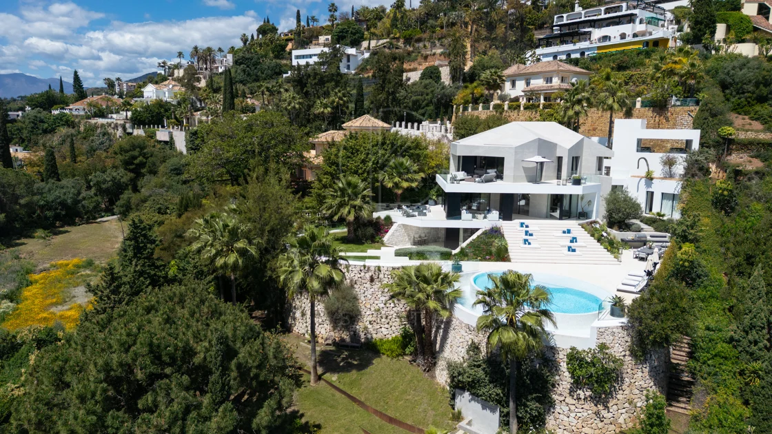 Villa contemporánea refinada con vistas panorámicas al mar en El Herrojo Alto