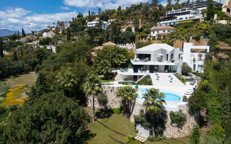 Villa contemporánea refinada con vistas panorámicas al mar en El Herrojo Alto