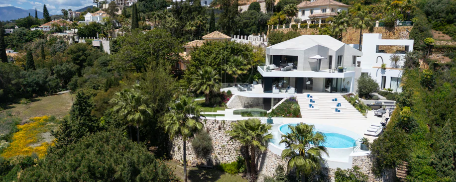 Villa contemporánea refinada con vistas panorámicas al mar en El Herrojo Alto