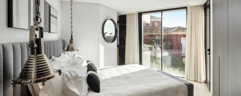 Villa contemporánea refinada con vistas panorámicas al mar en El Herrojo Alto