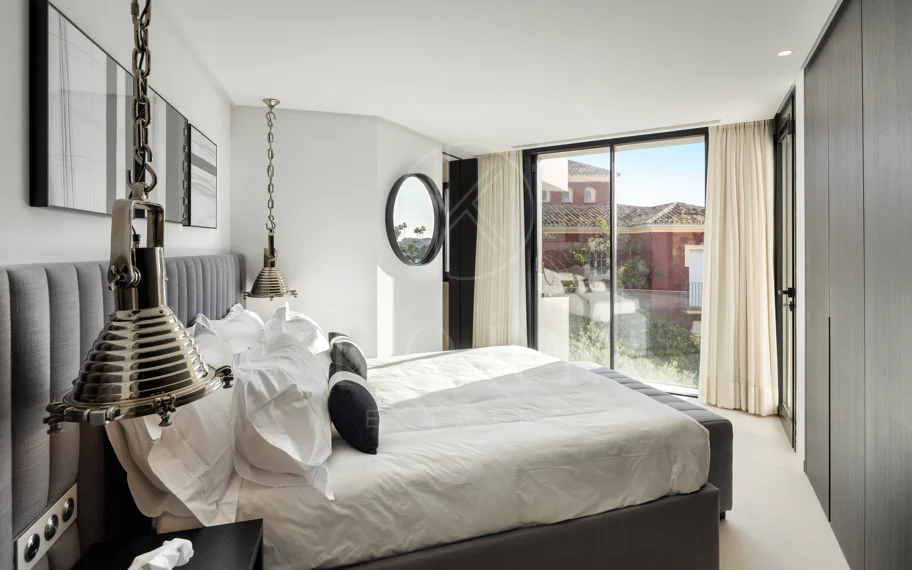 Villa contemporánea refinada con vistas panorámicas al mar en El Herrojo Alto