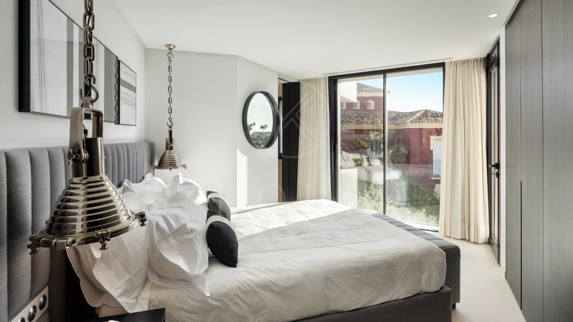 Villa contemporánea refinada con vistas panorámicas al mar en El Herrojo Alto