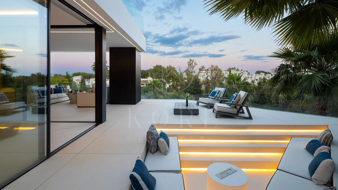 Villa contemporánea refinada con vistas panorámicas al mar en El Herrojo Alto