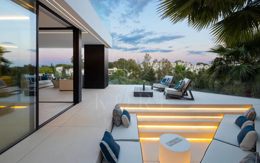 Villa contemporánea refinada con vistas panorámicas al mar en El Herrojo Alto