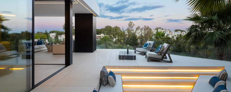Villa contemporánea refinada con vistas panorámicas al mar en El Herrojo Alto