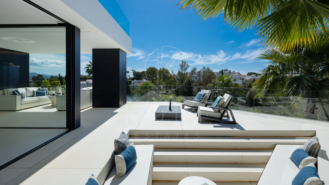 Villa contemporánea refinada con vistas panorámicas al mar en El Herrojo Alto