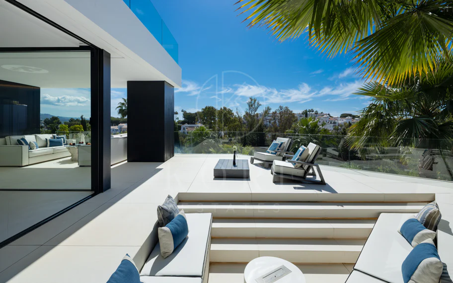 Villa contemporánea refinada con vistas panorámicas al mar en El Herrojo Alto