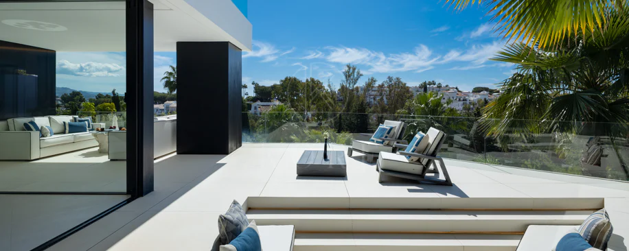 Villa contemporánea refinada con vistas panorámicas al mar en El Herrojo Alto