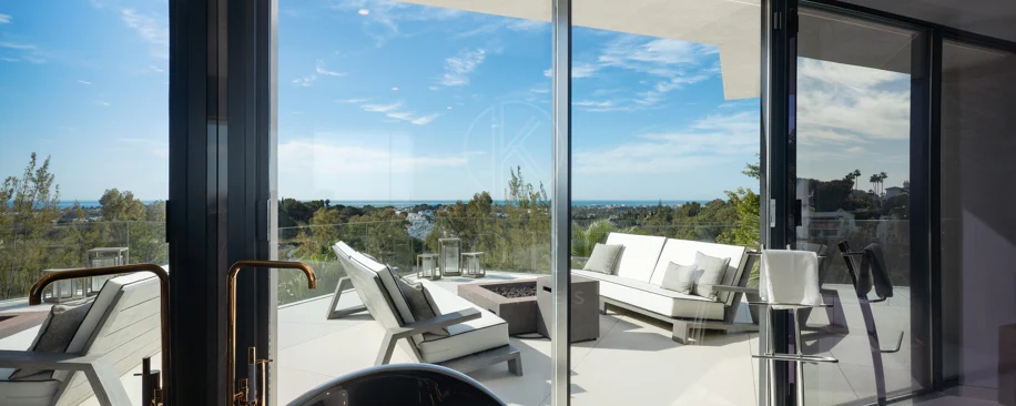 Villa contemporánea refinada con vistas panorámicas al mar en El Herrojo Alto