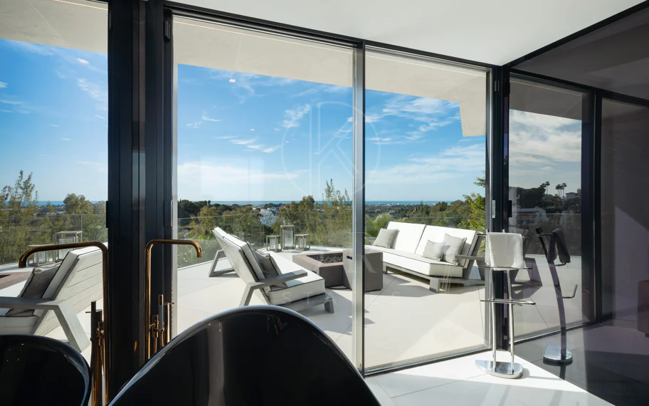 Villa contemporánea refinada con vistas panorámicas al mar en El Herrojo Alto