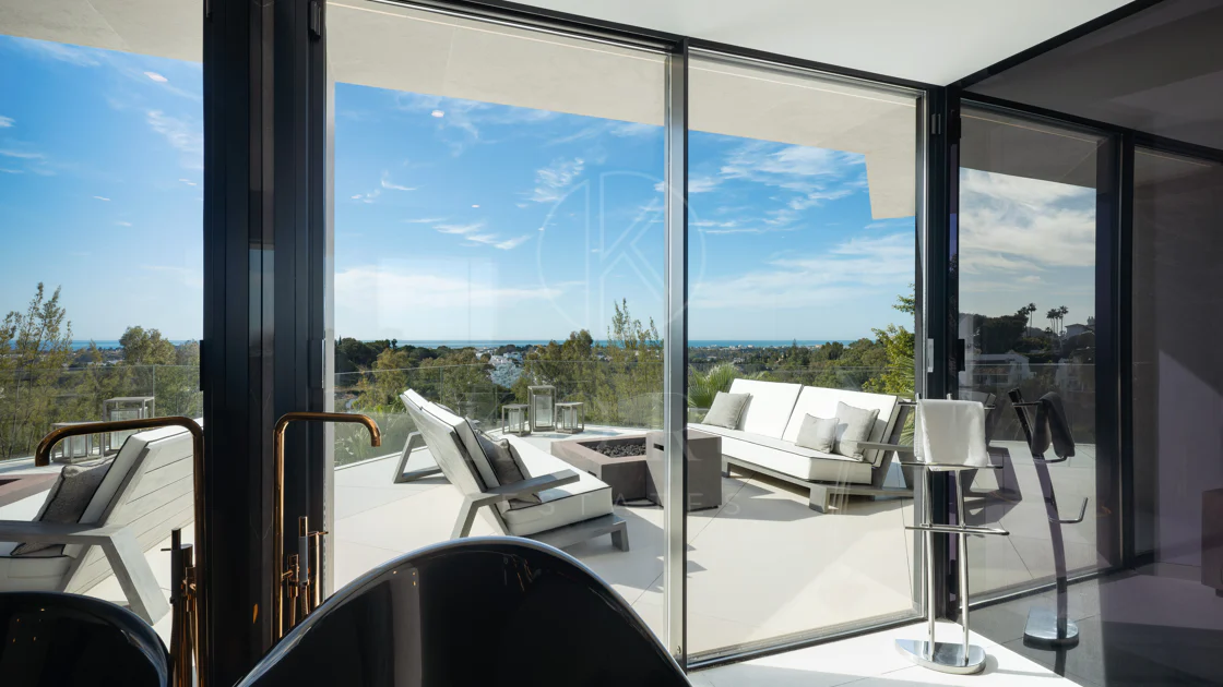 Villa contemporánea refinada con vistas panorámicas al mar en El Herrojo Alto