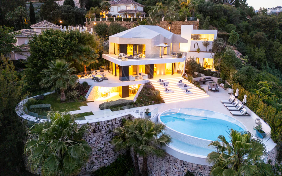 Villa contemporánea refinada con vistas panorámicas al mar en El Herrojo Alto