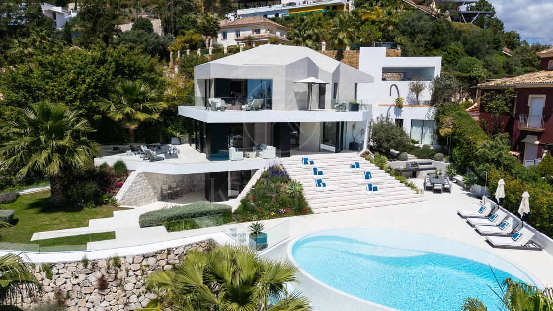 Villa contemporánea refinada con vistas panorámicas al mar en El Herrojo Alto