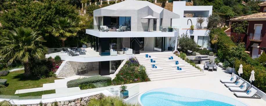 Villa contemporánea refinada con vistas panorámicas al mar en El Herrojo Alto