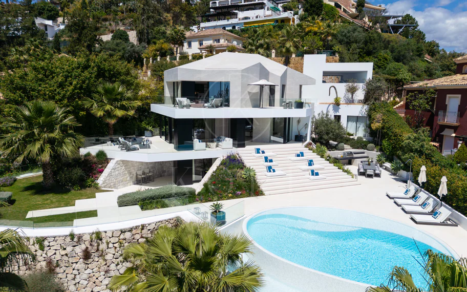 Villa contemporánea refinada con vistas panorámicas al mar en El Herrojo Alto