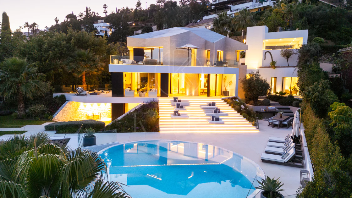 Villa contemporánea refinada con vistas panorámicas al mar en El Herrojo Alto