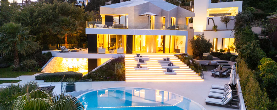 Villa contemporánea refinada con vistas panorámicas al mar en El Herrojo Alto