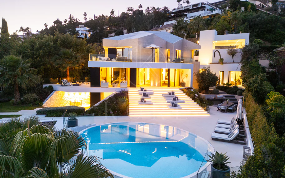 Villa contemporánea refinada con vistas panorámicas al mar en El Herrojo Alto