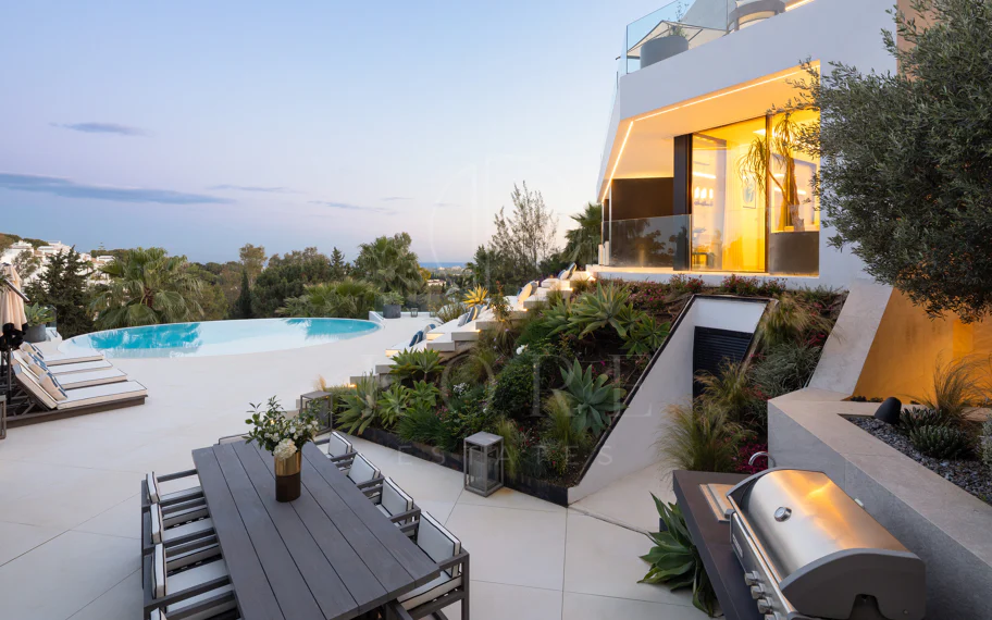 Villa contemporánea refinada con vistas panorámicas al mar en El Herrojo Alto