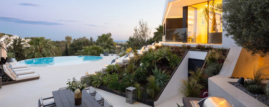 Villa contemporánea refinada con vistas panorámicas al mar en El Herrojo Alto