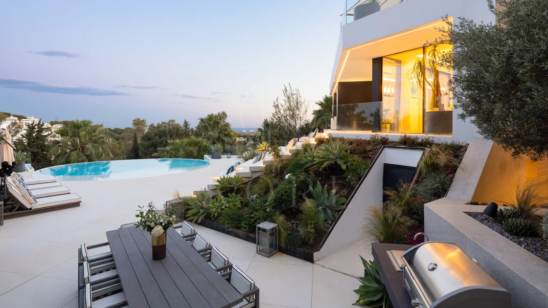 Villa contemporánea refinada con vistas panorámicas al mar en El Herrojo Alto