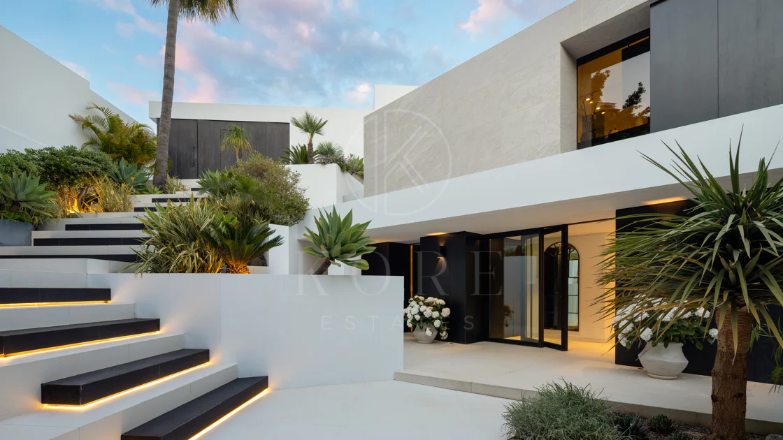 Villa contemporánea refinada con vistas panorámicas al mar en El Herrojo Alto