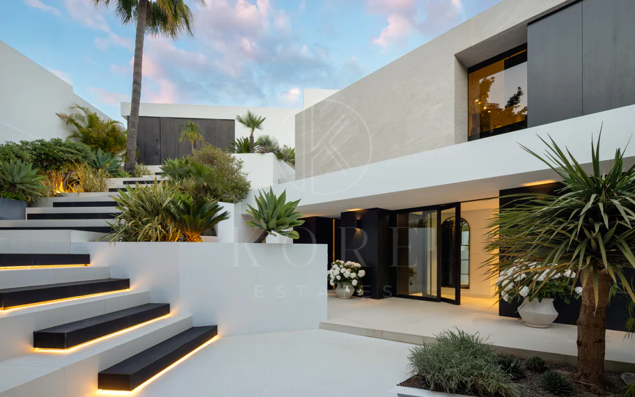 Villa contemporánea refinada con vistas panorámicas al mar en El Herrojo Alto
