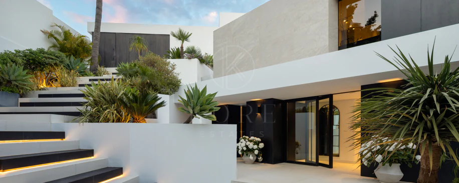 Villa contemporánea refinada con vistas panorámicas al mar en El Herrojo Alto
