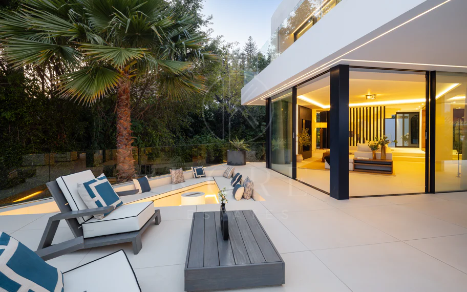 Villa contemporánea refinada con vistas panorámicas al mar en El Herrojo Alto