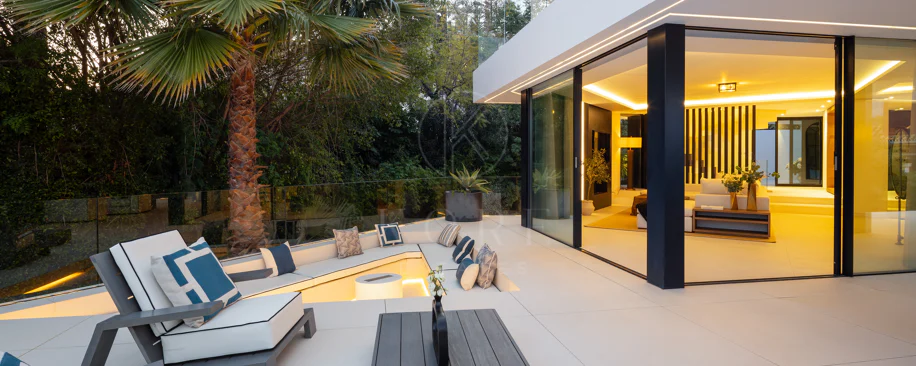 Villa contemporánea refinada con vistas panorámicas al mar en El Herrojo Alto