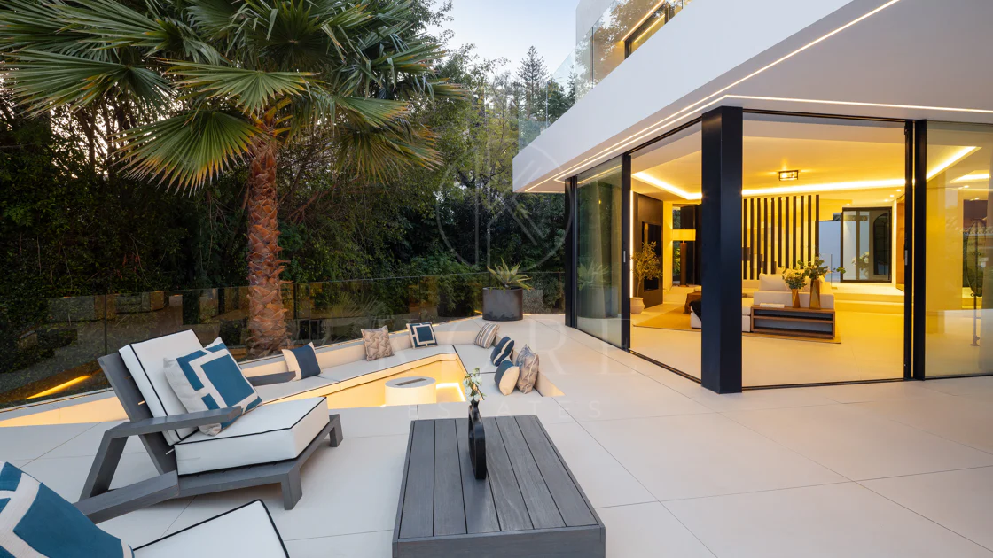 Villa contemporánea refinada con vistas panorámicas al mar en El Herrojo Alto
