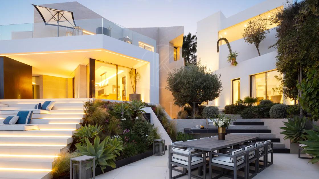 Villa contemporánea refinada con vistas panorámicas al mar en El Herrojo Alto