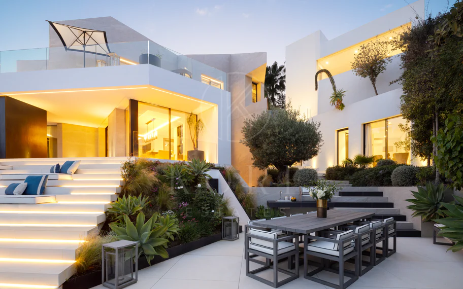 Villa contemporánea refinada con vistas panorámicas al mar en El Herrojo Alto
