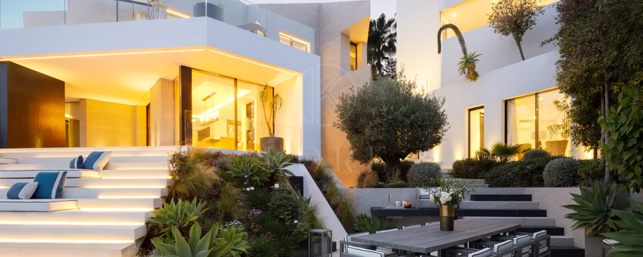 Villa contemporánea refinada con vistas panorámicas al mar en El Herrojo Alto
