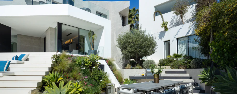 Villa contemporánea refinada con vistas panorámicas al mar en El Herrojo Alto
