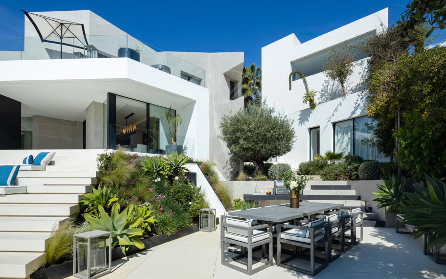 Villa contemporánea refinada con vistas panorámicas al mar en El Herrojo Alto