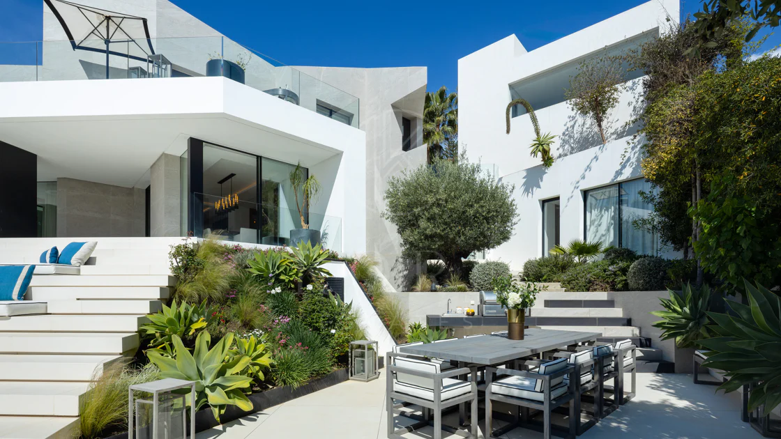 Villa contemporánea refinada con vistas panorámicas al mar en El Herrojo Alto