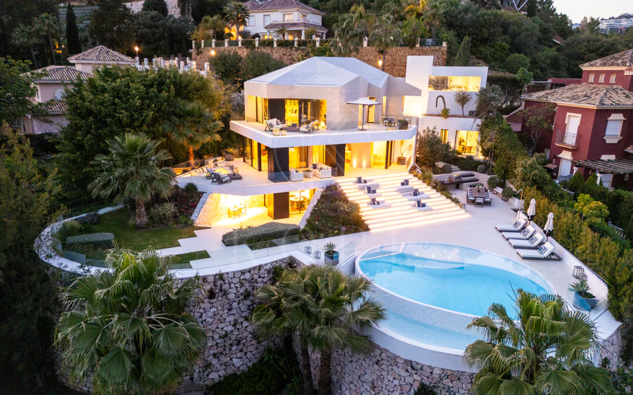Villa contemporánea refinada con vistas panorámicas al mar en El Herrojo Alto