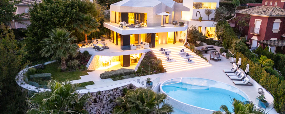 Villa contemporánea refinada con vistas panorámicas al mar en El Herrojo Alto