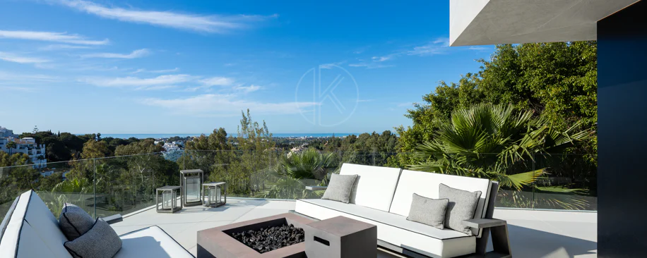 Villa contemporánea refinada con vistas panorámicas al mar en El Herrojo Alto