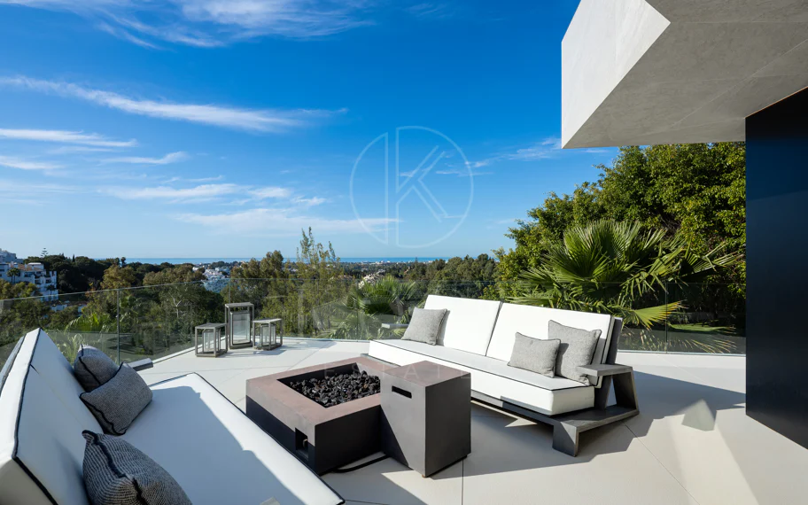 Villa contemporánea refinada con vistas panorámicas al mar en El Herrojo Alto