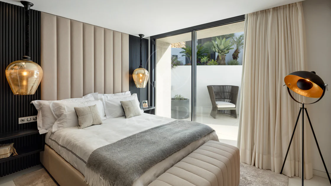 Villa contemporánea refinada con vistas panorámicas al mar en El Herrojo Alto