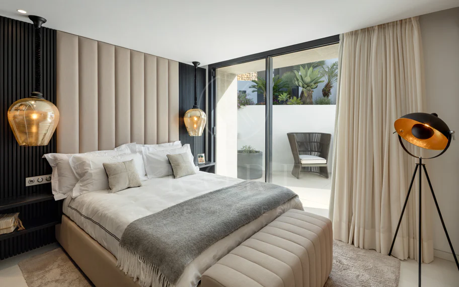 Villa contemporánea refinada con vistas panorámicas al mar en El Herrojo Alto