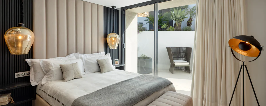 Villa contemporánea refinada con vistas panorámicas al mar en El Herrojo Alto
