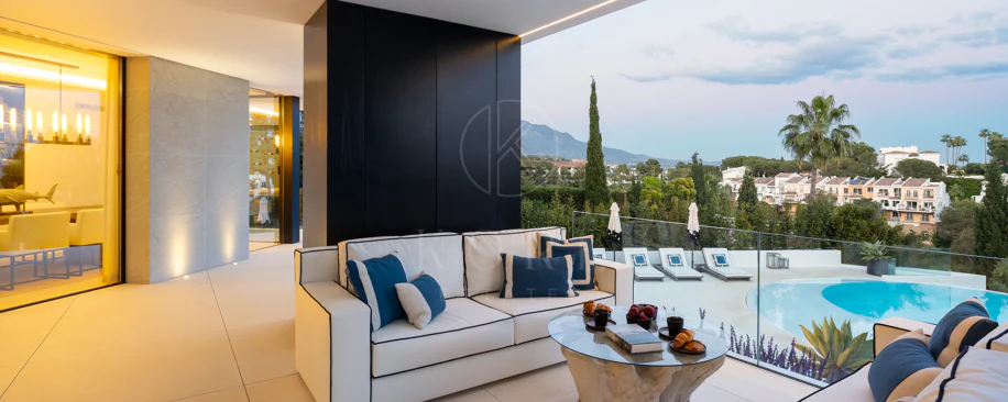 Villa contemporánea refinada con vistas panorámicas al mar en El Herrojo Alto
